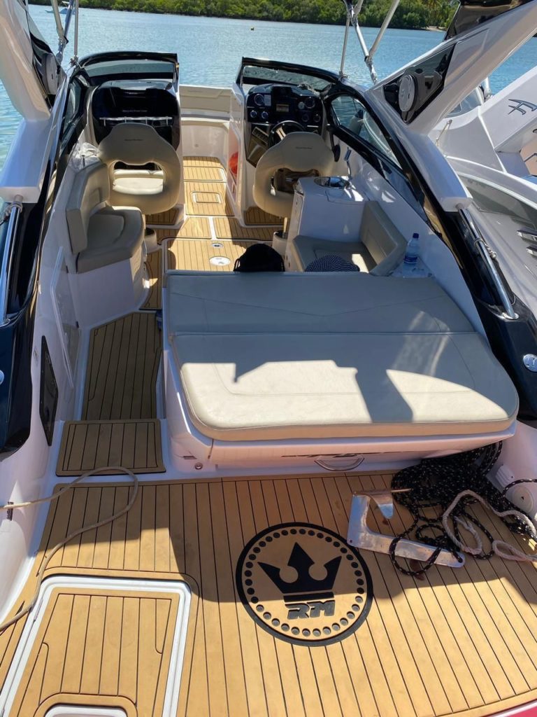 interior lancha royal mariner passeio barra de são miguel